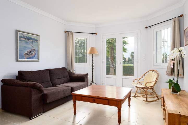 Bungalow para 5 personas, con Terraza además de Jardín y Piscina en Oliva