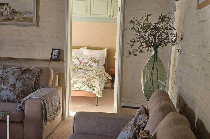 Queen Anne Cottage in Worplesdon, Guildford