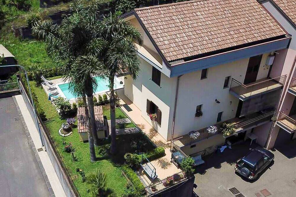 Etna cocus villa with garden and private pool. Etna in Santa Venerina, Etna