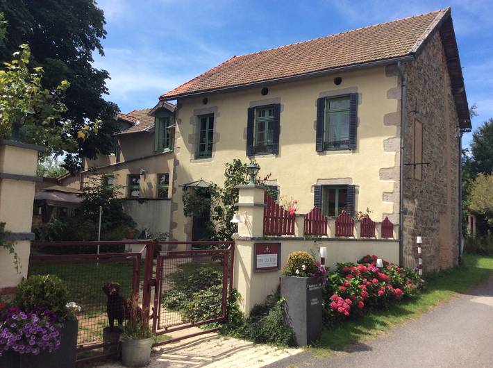 Chambre avec petit déjeuner pour 2 personnes, avec Jardin ainsi que Piscine et Sauna à Arfeuilles