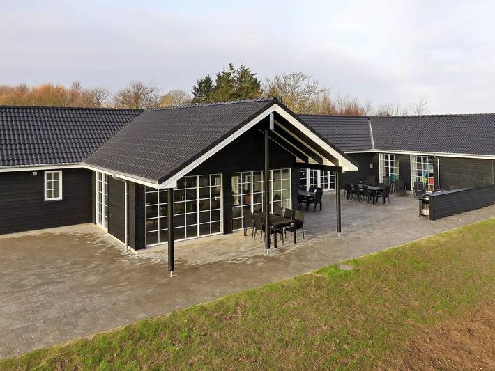 Feriehus for 26 personer, Jacuzzi og Terrasse i tillegg til Hage og Badebasseng i Danmark