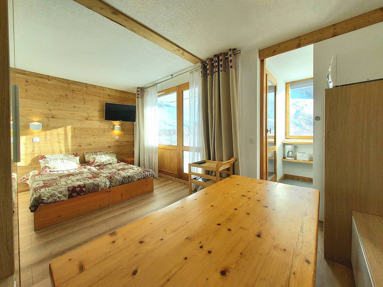 Studio entier, Studio rénové avec terrasse et accès pistes, parking inclus in La Plagne, La Plagne-Tarentaise