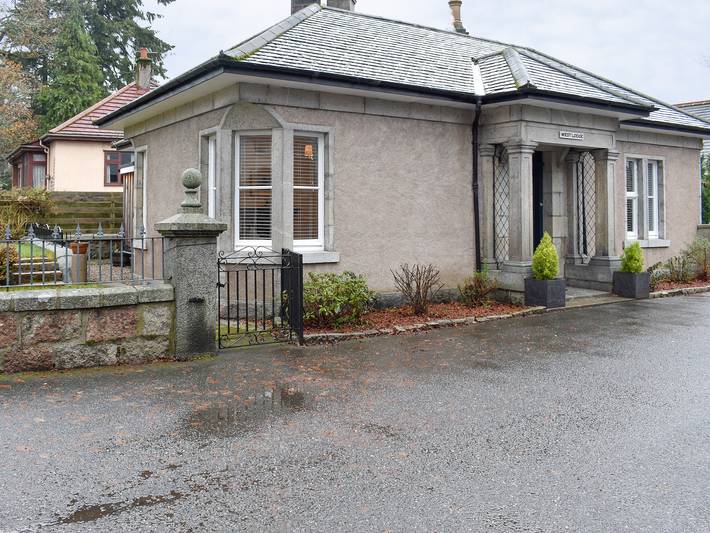 Log cabin for 4 people, with garden, with pets in Banchory