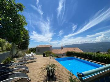 Gîte pour 10 personnes, avec vue ainsi que piscine et terrasse à Aspremont