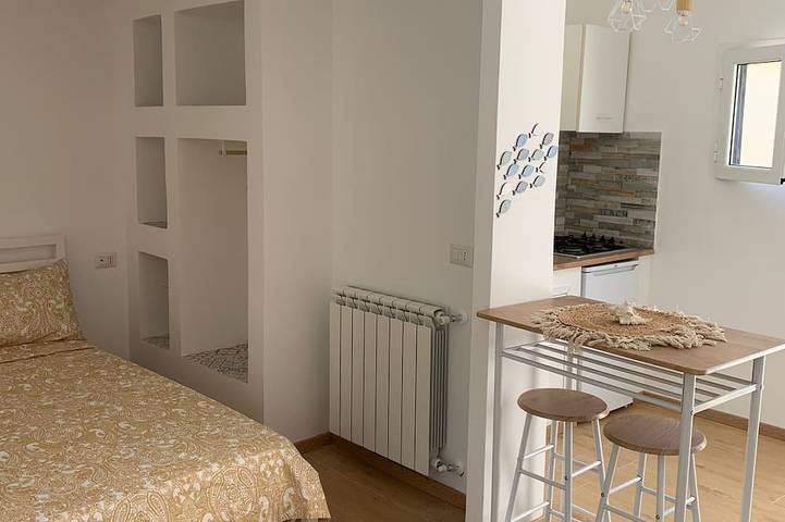 Entire apartment, Casa indipendente a due passi dal mare, vicinissima all'aeroporto. in Fiumicino, Rome Province