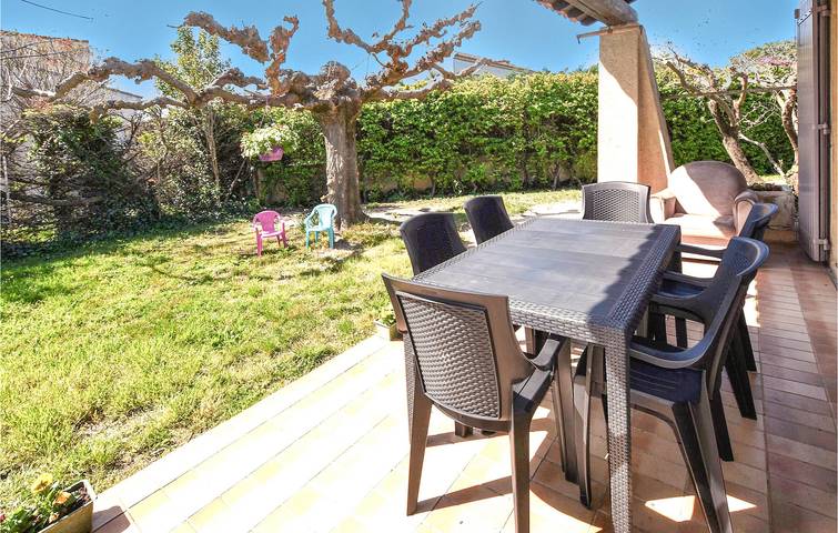 Gemütlicher Dschungel: 92 qm, WiFi, Parkplatz, Garten bei Rognonas in Rognonas, Arles und Umgebung