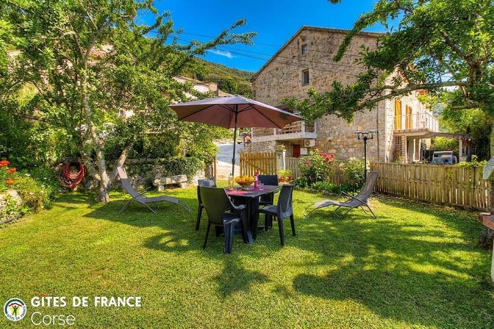 Gîte pour 4 personnes, avec Balcon et Terrasse ainsi que Jardin et Vue à Olmiccia