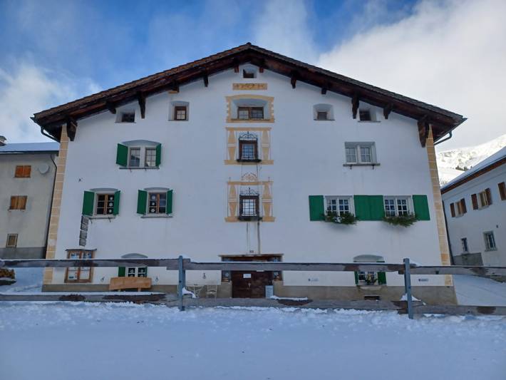 Ferienwohnungen im Schloss - Studio mit Dusche/Wc für 1-2 Personen in Rheinwald, Hinterrhein
