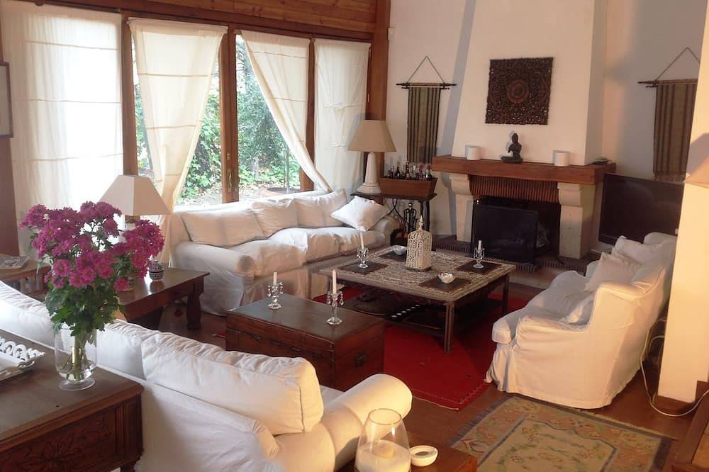 Very quiet house El Escorial, swimming pool, fiber optic, Wifi, air conditioning in Valdemorillo, Madrid Province