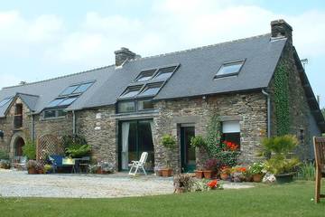 Gîte pour 7 personnes, avec jardin dans Bon Repos sur Blavet