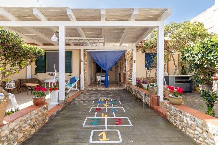 Appartamento intero, Casa vacanze 'Loft Le Palme' con terrazza privata, Wi-Fi e aria condizionata in Spiaggia Carratois (Pachino), Portopalo di Capo Passero