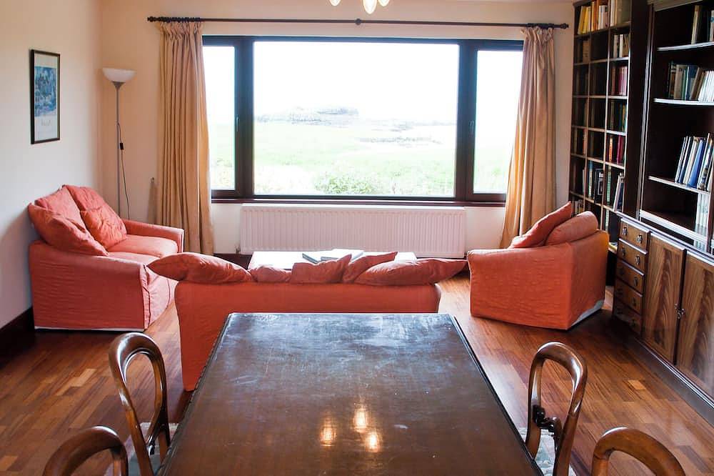 Swordle Bay House. 2 minute's walk to beach. in Highlands