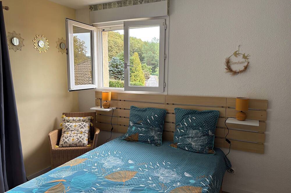 Appartement entier, 400 mètres des thermes, joli studio au calme avec balcon sans vis à vis. in Eugénie-les-Bains, Landes