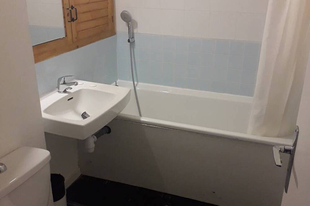 Entire apartment, Cozy studio for 4 near slopes with balcony in La Pierre Saint-Martin, Arette