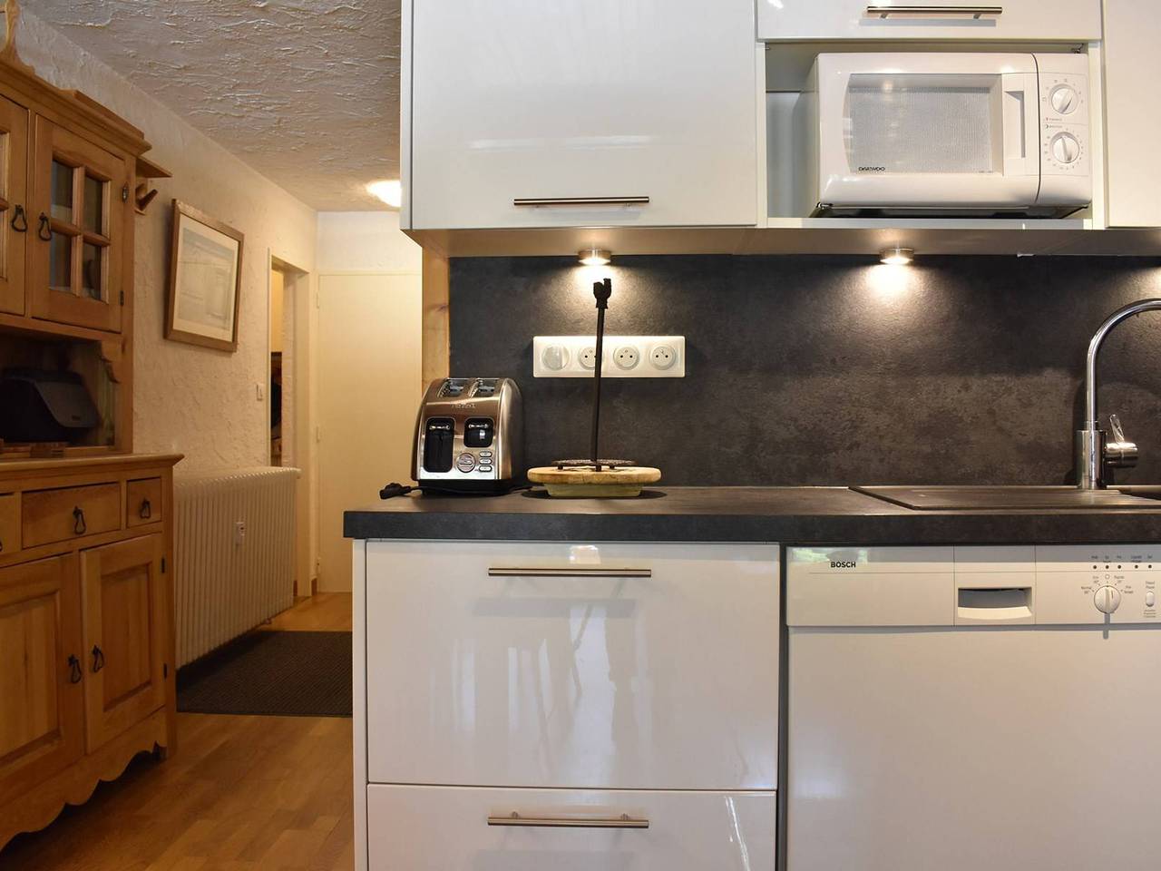 Entire apartment, Spacious 4-Room Cabin Apartment for 8 with Balcony, Near Ski Pistes and Shops in Méribel in Méribel, Les Allues