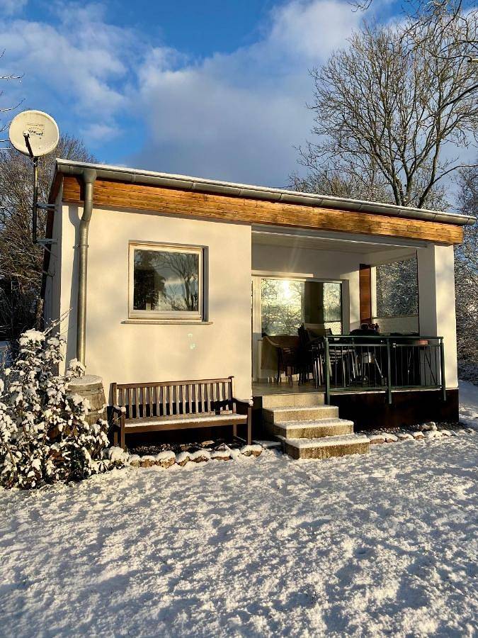 Ferienhaus für 4 Personen, mit Terrasse und Garten sowie Seeblick
