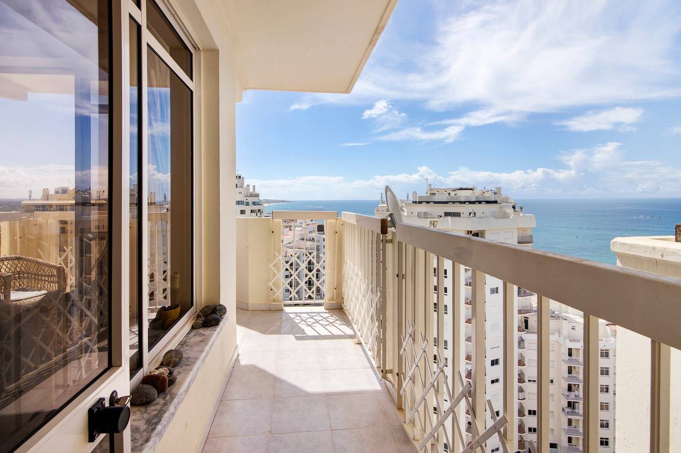 Apartamento entero, Apartamento 'Vieira À Beira Mar' con vistas al mar, balcón y Wi-Fi in Armação de Pêra (costa), Armação de Pera