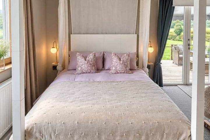 Waterside Cabin | Cavan Lakes | Hot Tub in County Cavan