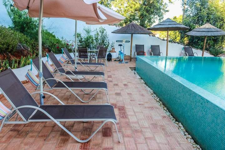 Maison de campagne pour 7 personnes, avec piscine ainsi que jardin et jacuzzi dans Salir - 4
