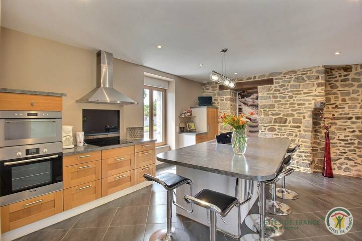 Gîte pour 8 personnes, avec Terrasse ainsi que Jardin et Vue à Calorguen