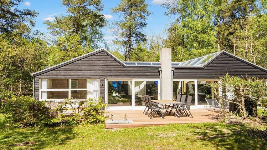 Ferieudlejning for 9 personer, med jacuzzi og sauna samt terrasse i Fjellerup Strand