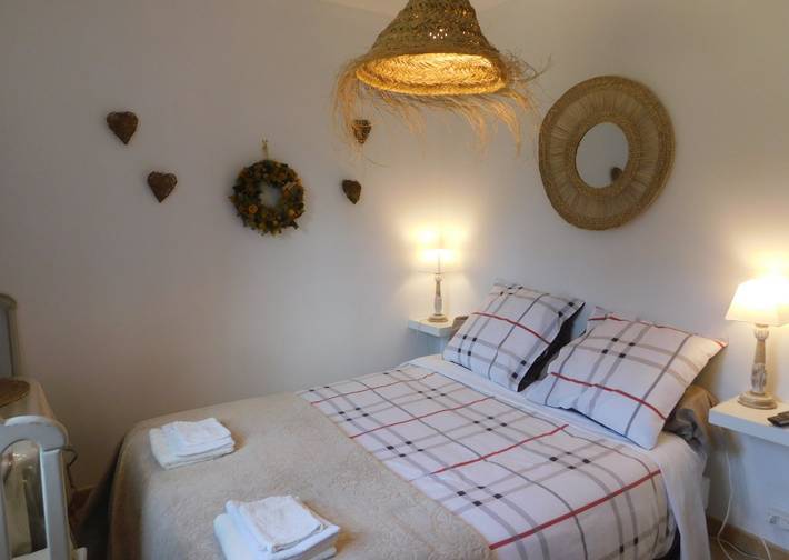 Location de vacances pour 2 personnes, avec piscine et jardin, animaux acceptés à Régusse