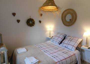 Chambre d’hôte pour 2 personnes, avec piscine et jardin, animaux acceptés à Régusse