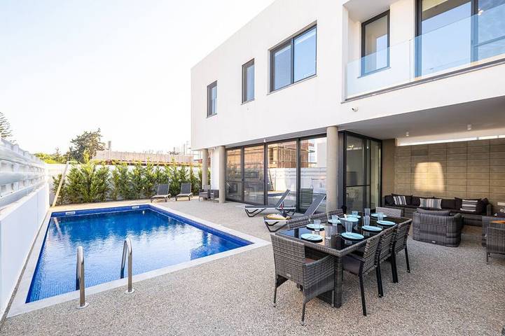 Vacation rental for 10 people, with Hot tub in South Cyprus