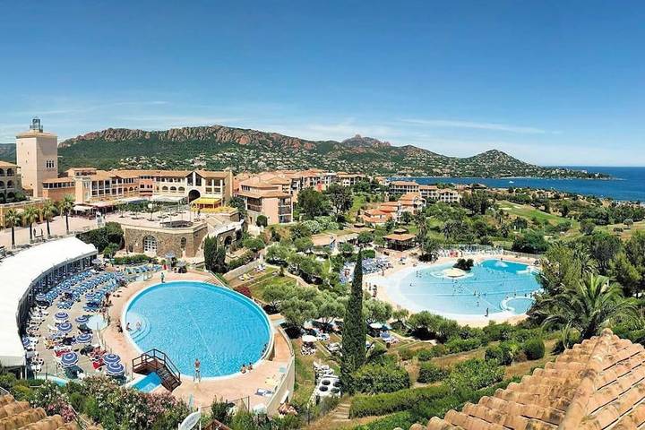 Gîte pour 3 personnes, avec piscine ainsi que jardin et vue dans Golf De Cap Esterel
