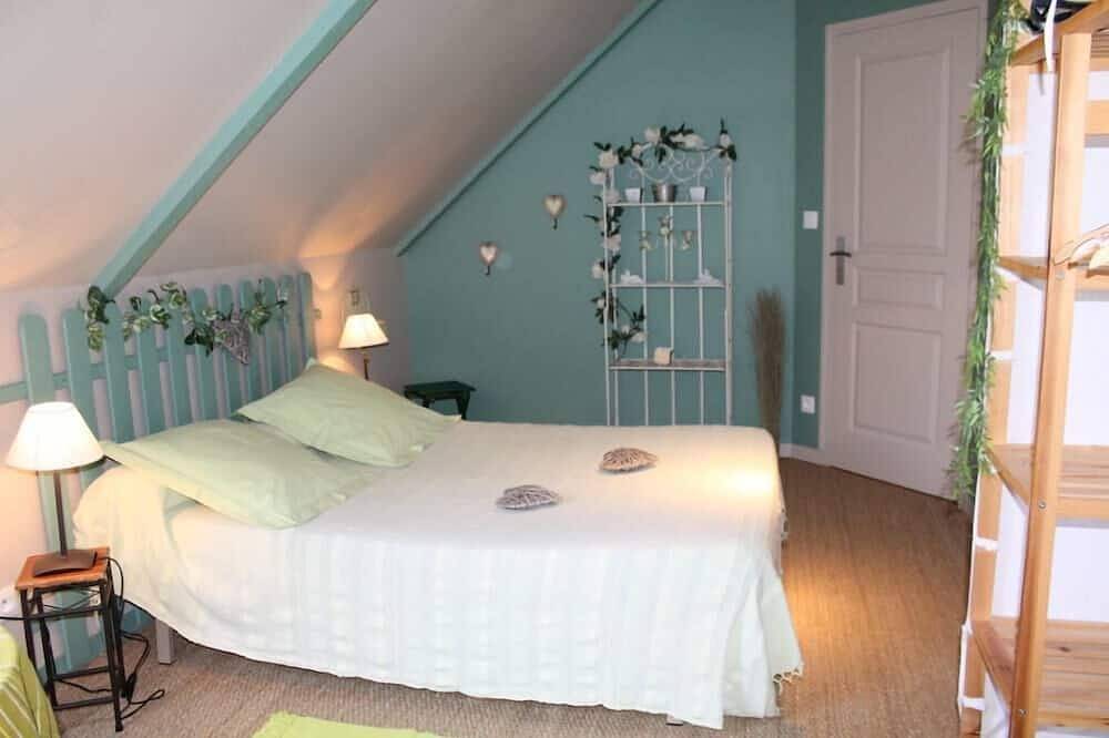 Large house with swimming pool and jacuzzi near St Malo (Brittany), Mont St Michel in Pleudihen-sur-Rance, Dinan region