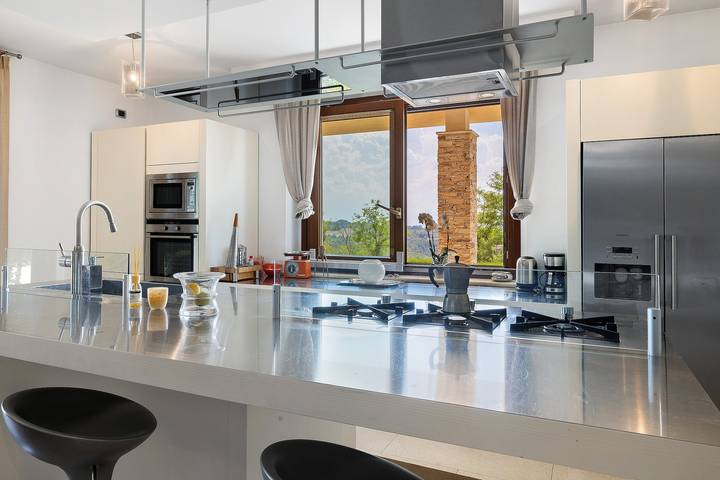Villa 'In Langa' mit Bergblick, privatem Pool und Wlan in Belvedere Langhe, Langhe