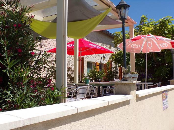Location de vacances pour 2 personnes, avec terrasse ainsi que jardin et piscine à Dieulivol - 4