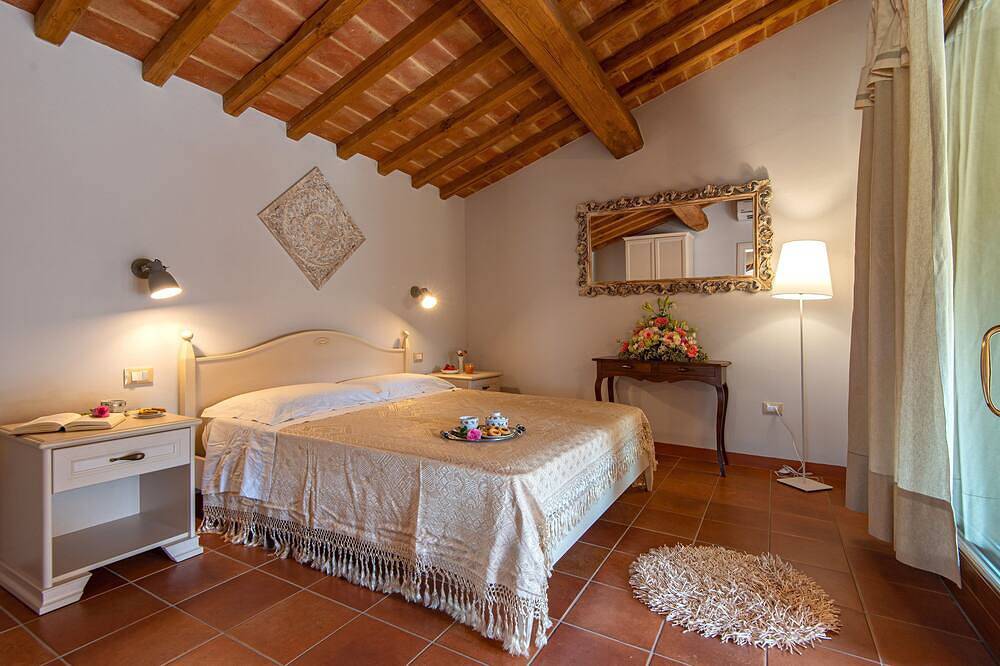 Finely renovated villa about 10 km from the Etruscan coast in Montescudaio, Etruskische Küste