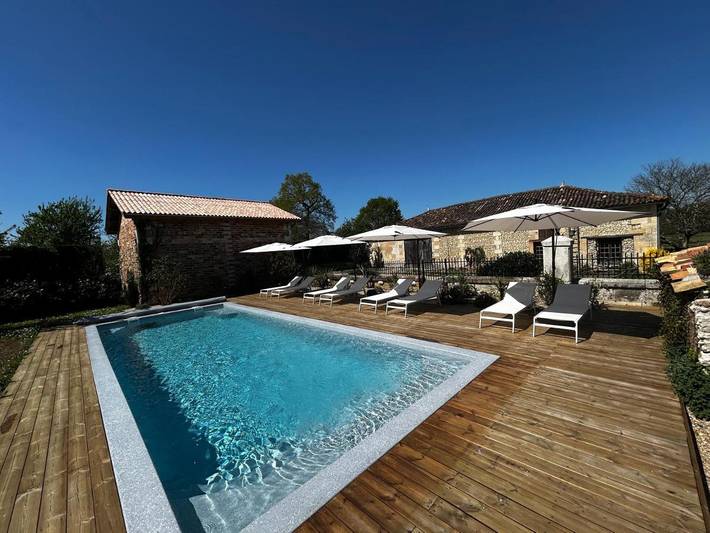Location de vacances pour 2 personnes, avec Terrasse et Jardin ainsi que Piscine et Vue à Sousmoulins