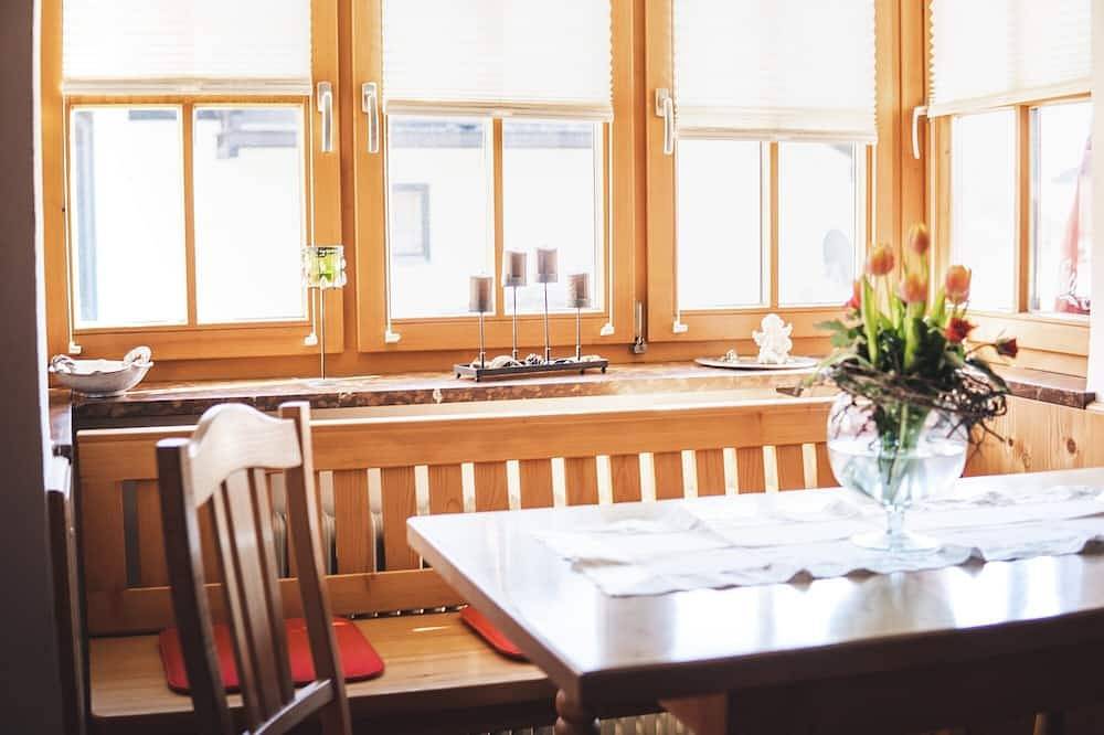 Apartamento entero, Ferienwohnung -4- , Balkon, Küche, 2 Schlaf- und 1 Wohn-/schlafzimmer, max 4 Pers. Wlan in Ruhpolding, Alpes Bávaros