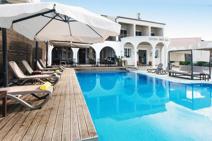 Hôtel pour 2 personnes, avec Balcon et Terrasse ainsi que Jardin et Piscine