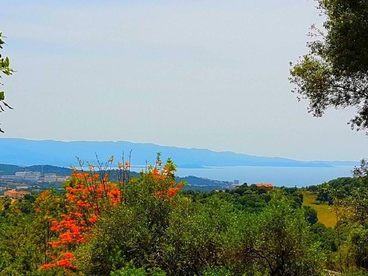 Mit Blick auf das Wasser in Alata, Region de Ajaccio