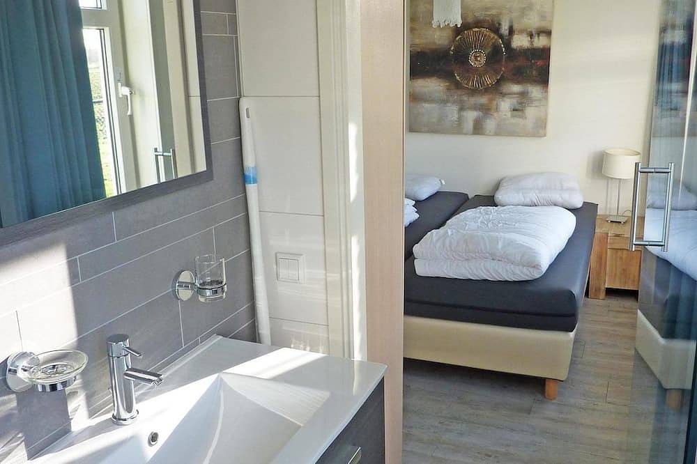 With its 4 bedrooms, this property can accommodate 8 people. in Breskens, Zeeuwse Kust