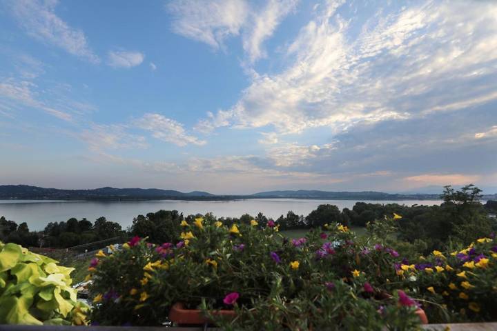 Location de vacances pour 3 personnes, avec vue ainsi que vue sur le lac et balcon à Gavirate - 2