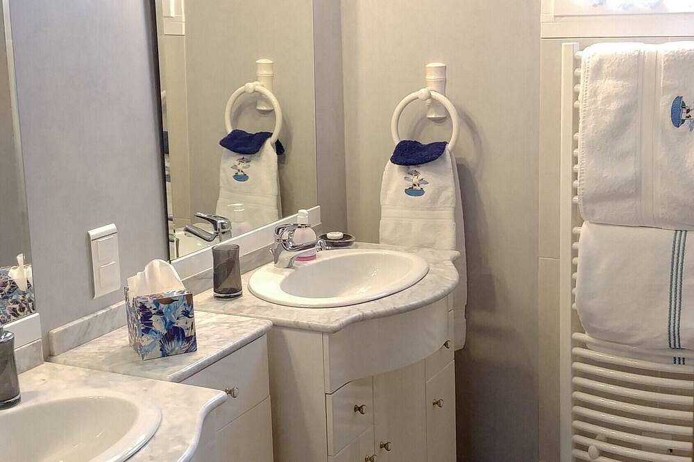 Casa de huéspedes 'Les Hortensias du Monastère' con piscina privada, terraza compartida y Wi-Fi in Saint-Aubin-de-Médoc, Región de Burdeos