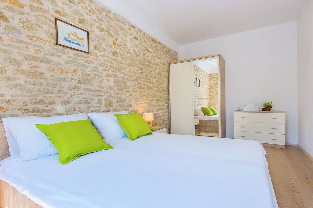 Ferienhaus Ana mit Pool in Krka Nationalpark - Šibenik-Knin County- Kroatien in Puljane, Dalmatinisches Zagora