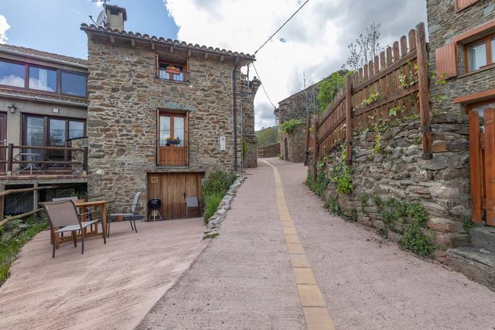 Casa de vacaciones 'Cal Andreu' con vistas a la montaña, jardín privado y Wi-Fi in Ventolà, Ribas de Freser