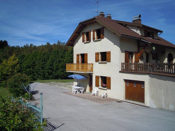 Gîte pour 5 personnes, avec Terrasse ainsi que Jardin et Vue à Bellefontaine (Jura)