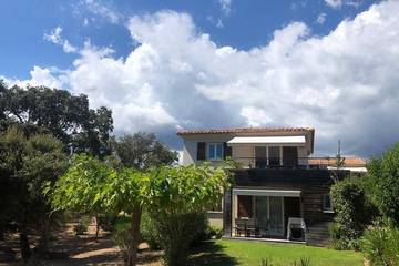 Gîte pour 4 personnes, avec terrasse et piscine dans Pinarellu
