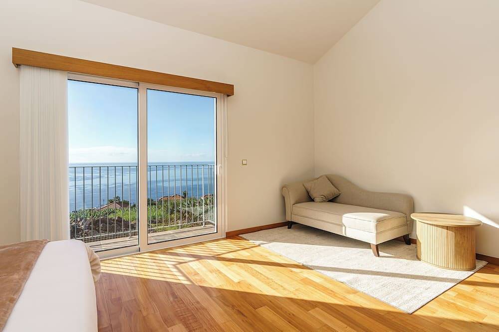 Rosas House, tranquil house, 2 Br, 3 bathrooms with Jacuzzi, Airconditioner & BBQ in Estreito da Calheta, Madeira