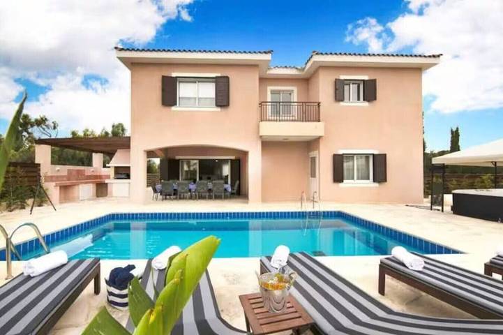 Holiday rental for 10 people, with balcony and garden in Coral Bay (Cyprus)