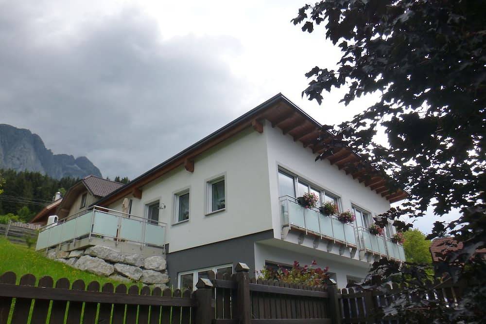 Holiday residence on the sunny side of the Grimmings Wifi, parking lot & infrared cabin in Sankt Martin am Grimming, Enns valley