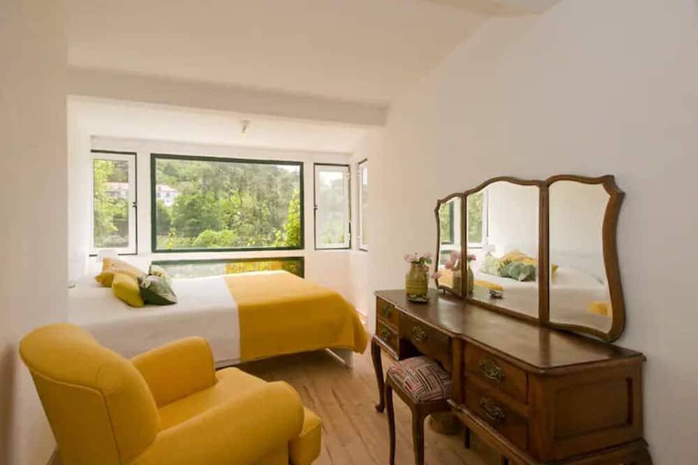 Romantic Challet in Old Town Sintra With Views. Pets are Welcome! in São Martinho (Sintra), Sintra