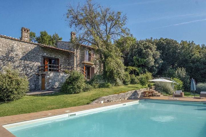 Ferienhaus für 10 Personen, mit Balkon und Whirlpool sowie Garten in Narni