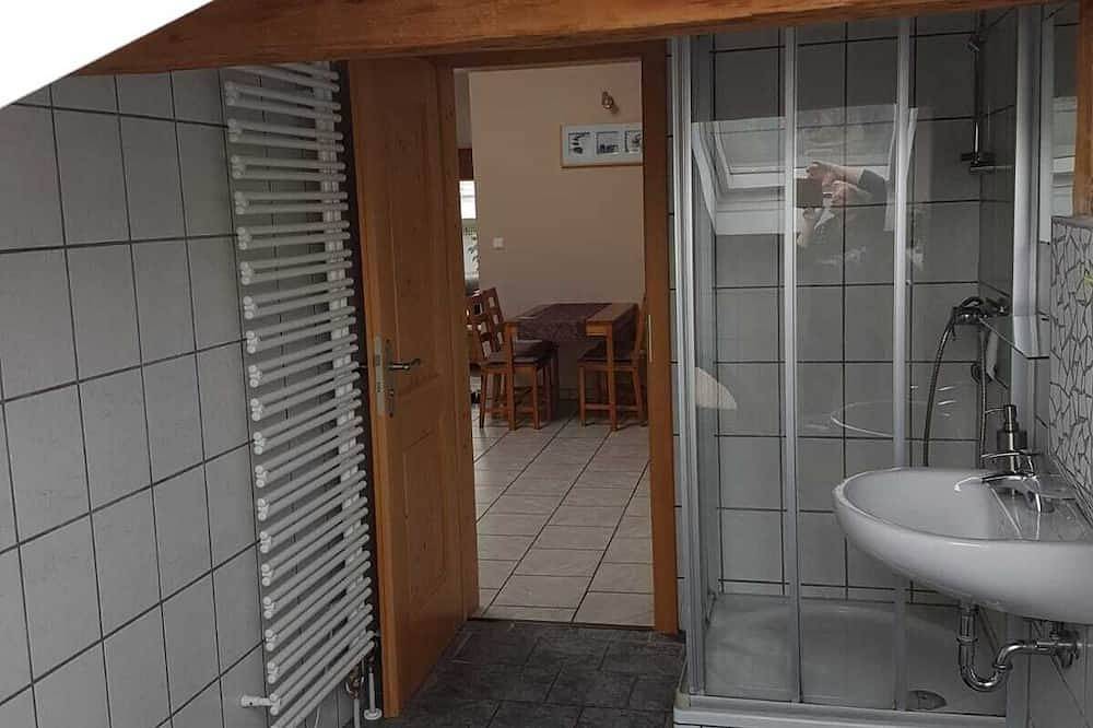 Ganze Wohnung, Ferienwohnung 1 im Dachgeschoss, 2 - 4 Pers., 70 qm, mit 2 sep. Schlafzimmern in Grabenstätt, Chiemsee
